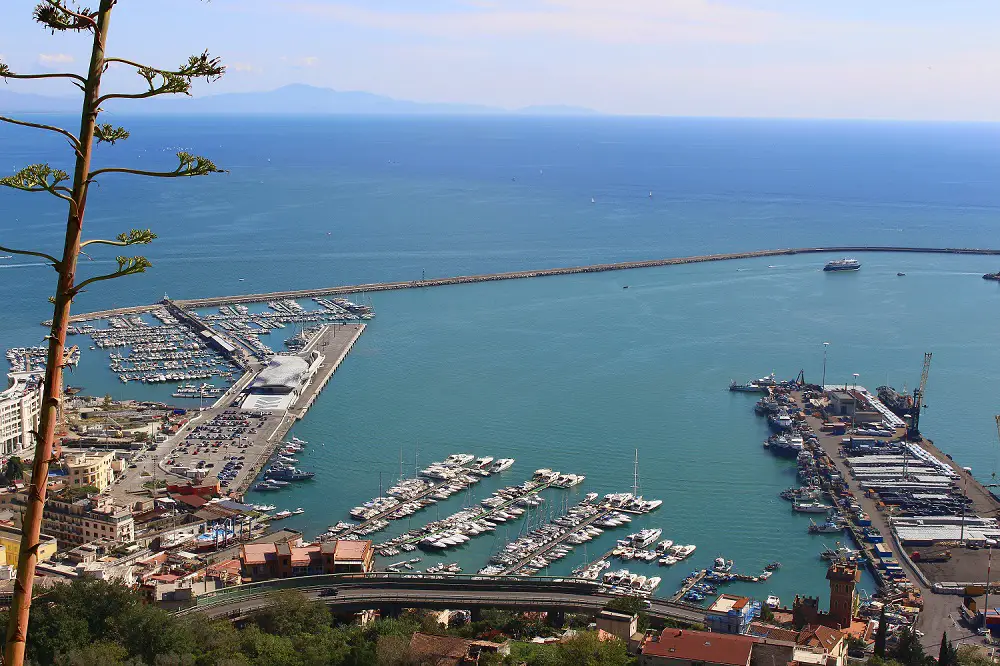 Geheimtipp Süditalien, Salerno hat eine ideale Lage zwischen der Amalfiküste und dem Cilento. Und das Castello di Arechi ist ein echtes Highlight