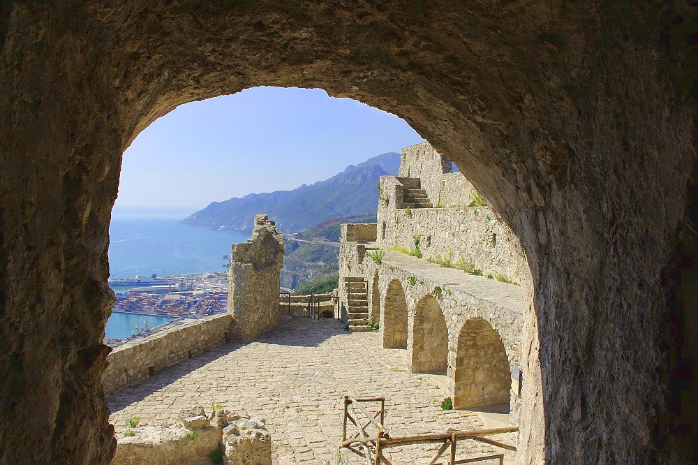 Geheimtipp Süditalien, Salerno hat eine ideale Lage zwischen der Amalfiküste und dem Cilento. Und das Castello di Arechi ist ein echtes Highlight